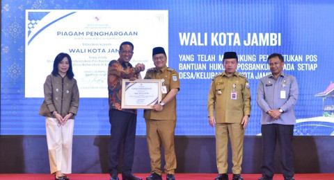 Kota Jambi Terdepan, Wali Kota Maulana Terima Penghargaan dari Menteri Hukum RI